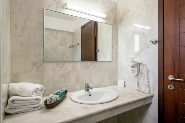 mediterraneo-hotel-junior-suite-family-room-bathroom-1js.jpg