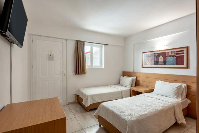 mediterraneo-hotel-junior-suite-family-room-js2ndbedroom2.jpg