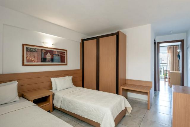 mediterraneo-hotel-junior-suite-family-room-js2ndbedroom.jpg
