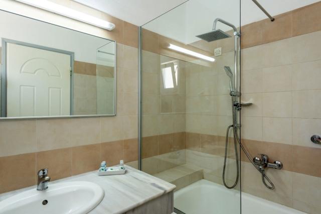 mediterraneo-hotel-double-standard-bathroom-dbl.jpg