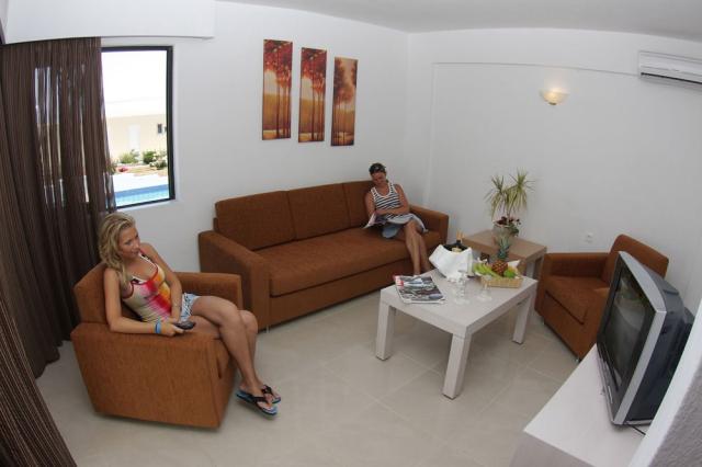 mediterraneo-hotel-private-villa-pool-villalivingroom2.jpg
