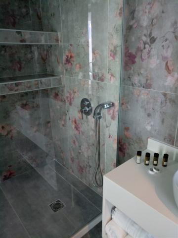meropi_hotel_superior-double-with-private-pool-bathroom-1.jpg