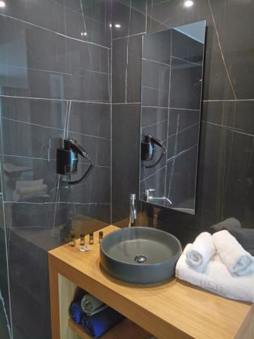 grand-suite-with-private-pool-bathroom1-meropi-hotel.jpg