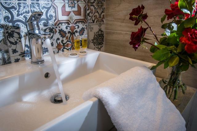 one-bedroom-family-room-bathroom-meropi-hotel_0381.jpg