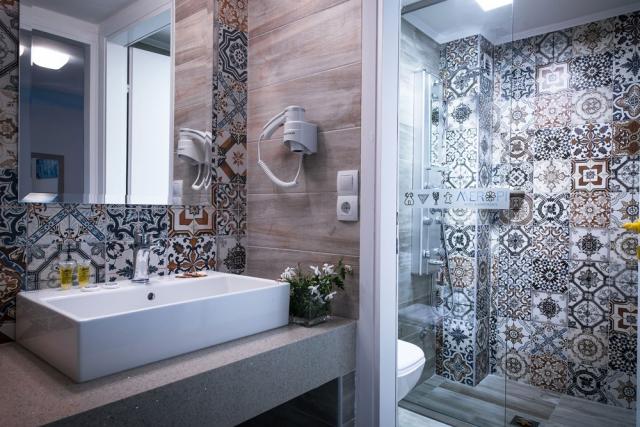 one-bedroom-family-room-bathroom-meropi-hotel_0363.jpg
