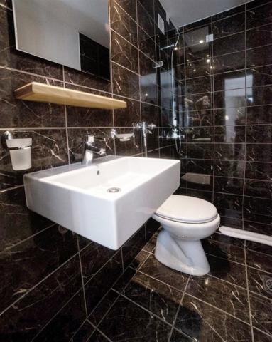 nami-hotel-suites-stalis-crete-art-roombath1112.jpg