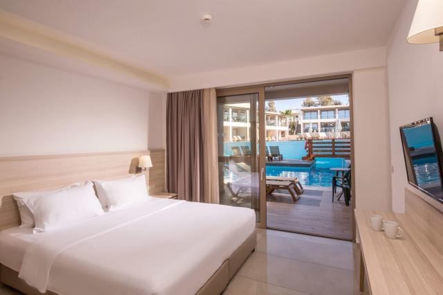 family-suite-swim-up2-gouves-park-resort1.jpg