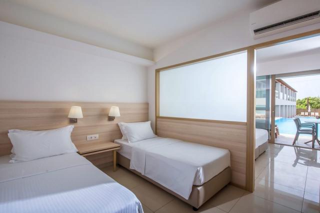 swim-up-2nd-bedroom-gouves-park-resort1.jpg