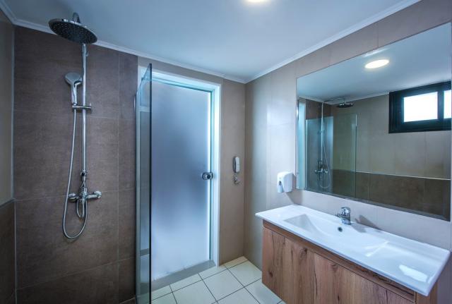 maisonette-room-3-bath1.jpg