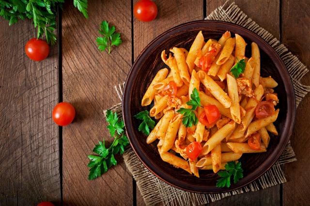 penne-pasta-tomato-sauce-with-chicken-tomatoes-wooden-table2.jp