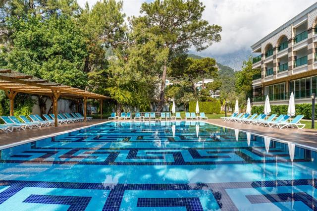 dosinia_luxury_resort_beach_relax_pool.jpg