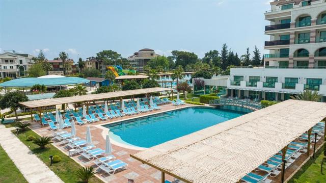 dosinia_luxury_resort_relax_pool_4.jpg