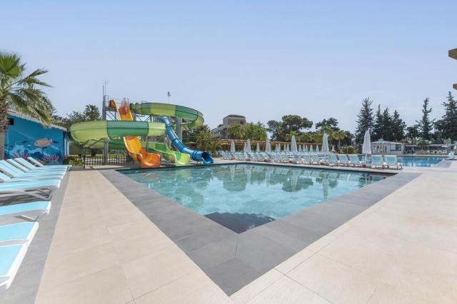 dosinia_luxury_resort_main_pool_13.jpg