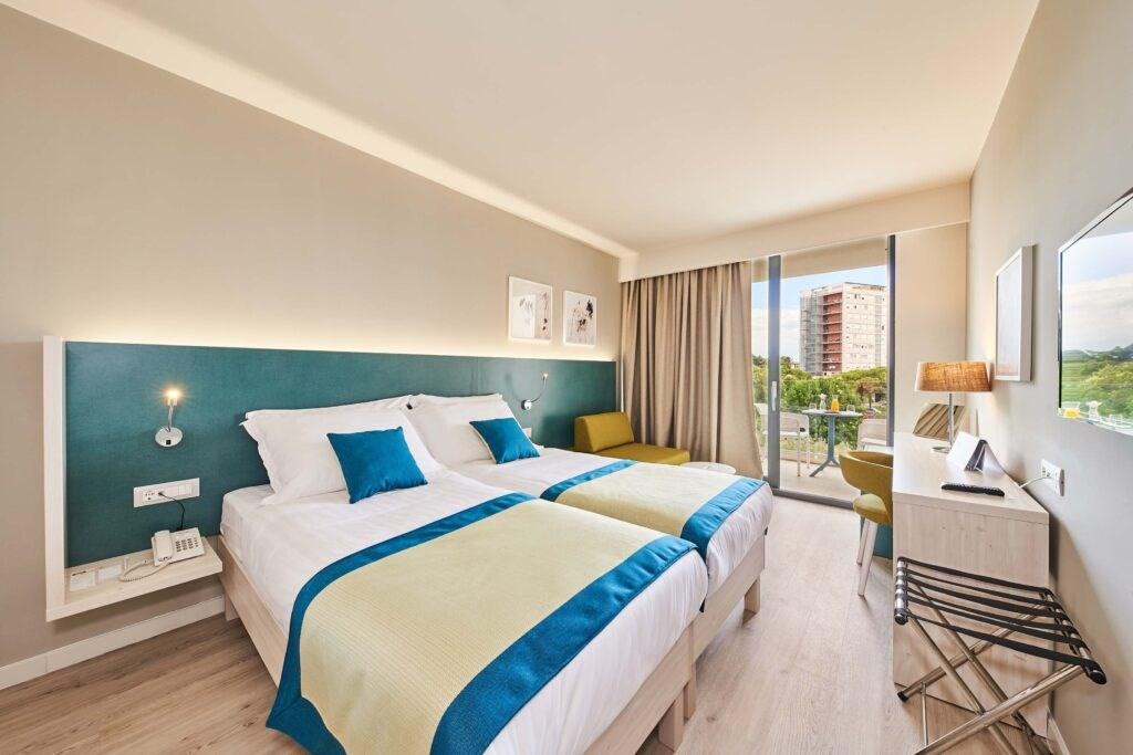70744_Hotel_Sipar_Plava_Laguna_2017_Superior_room_with_balcony_