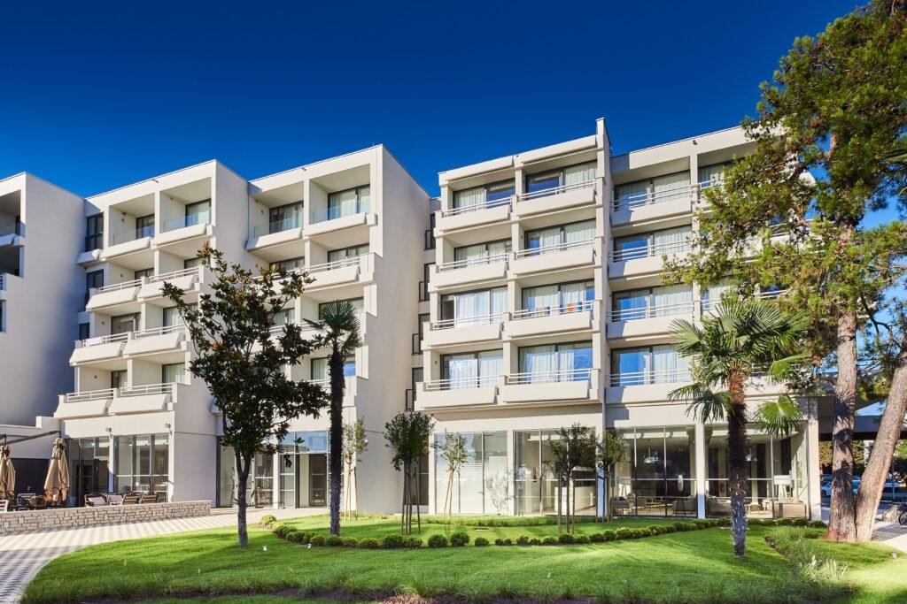Hotel-Sipar-Plava-Laguna_2017_Landscape_exterior_2-2-1024x683.j