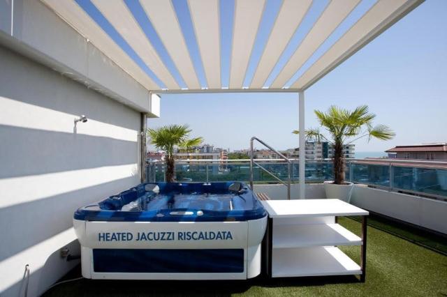 Heated Jacuzzi riscaldata.jpg
