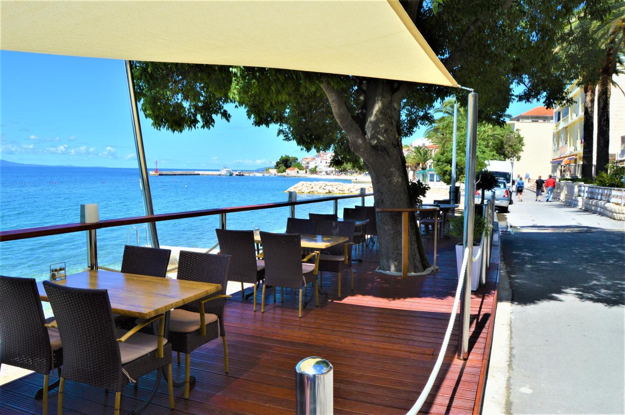 Gradac - jedna z mnoha restaurací na promenádě