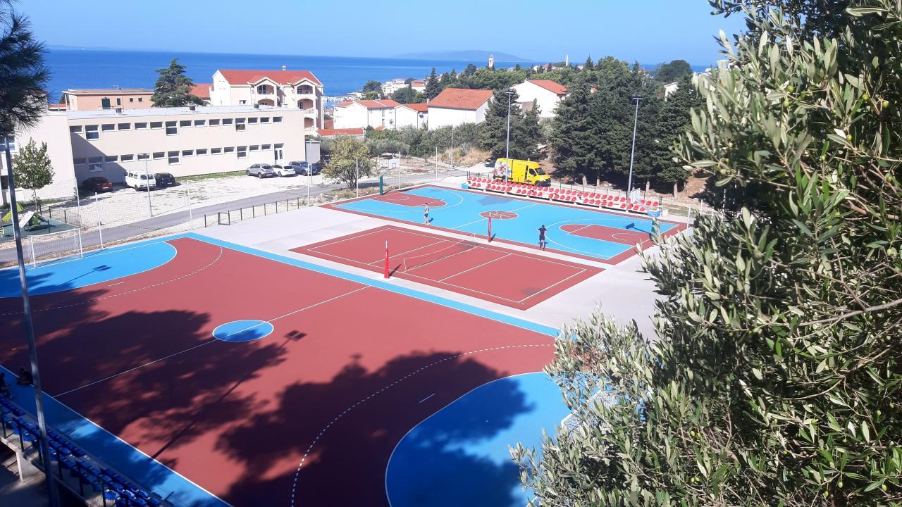 Gradac - školní sportoviště (o prázdninách volně přístupné)