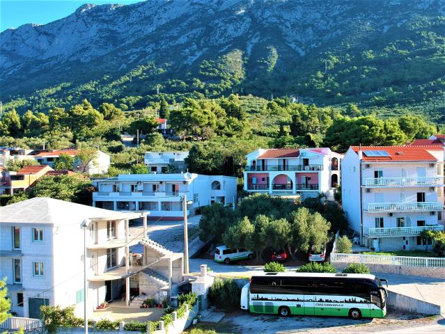Studia Lenka Gradac, v popředí náš autobus