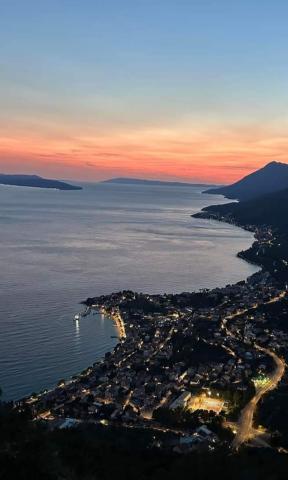 Večerní Gradac z ptačí perspektivy