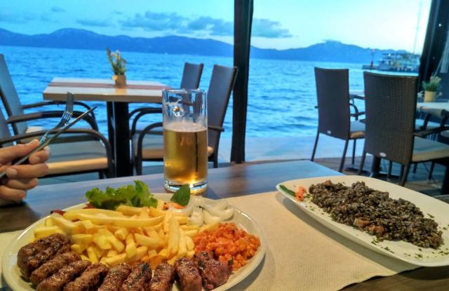 Večeře v jedné z mnoha restaurací