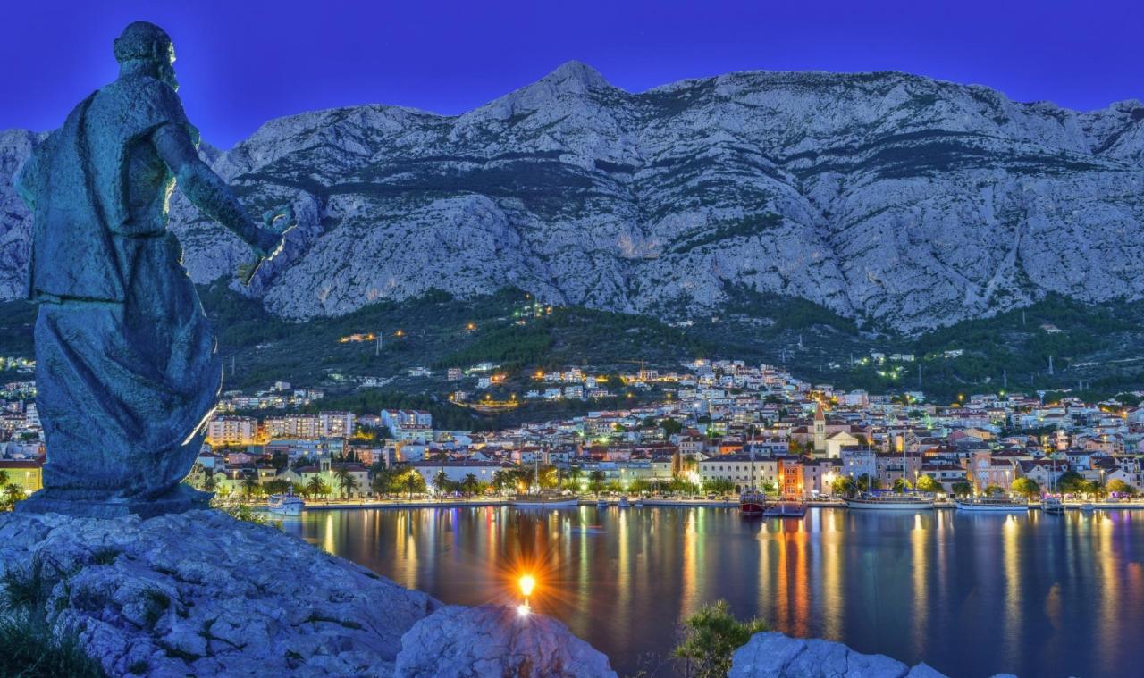 Makarska_večerní-panorama