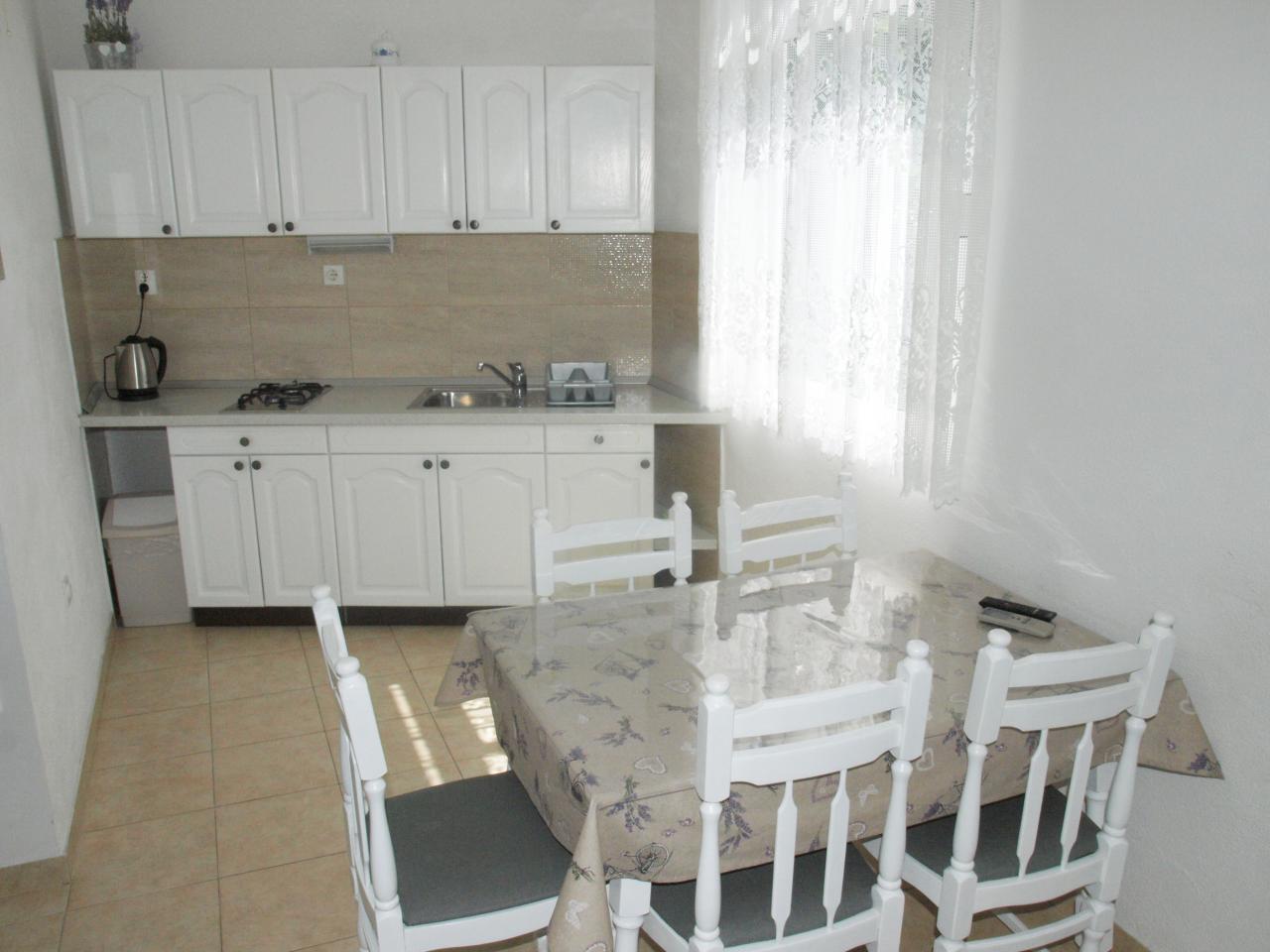 apartmán 4+1 (kuchyně)