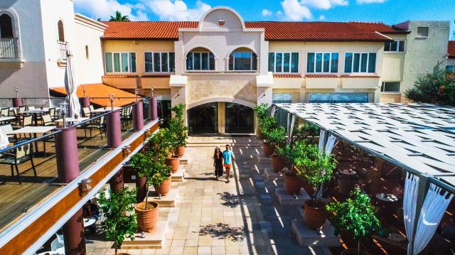Napa Plaza (Adults Only)