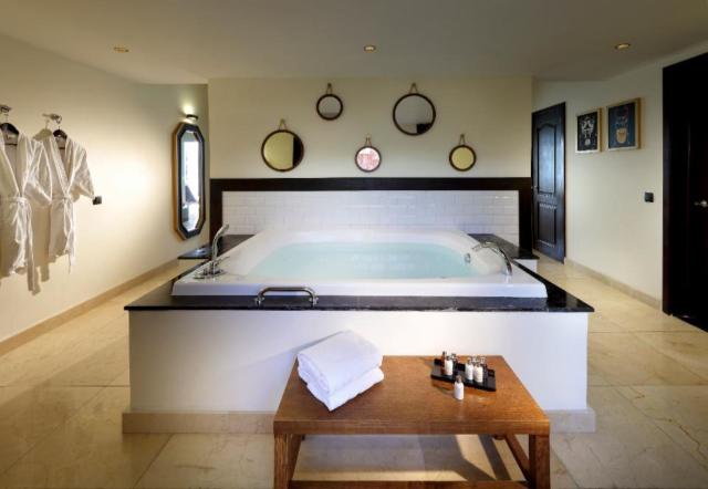 Grand Palladium Lady Hamilton Resort & Spa