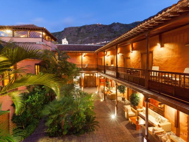 LIVVO La Quinta Roja