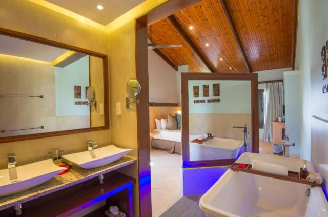 Coco de Mer & Black Parrot Suites