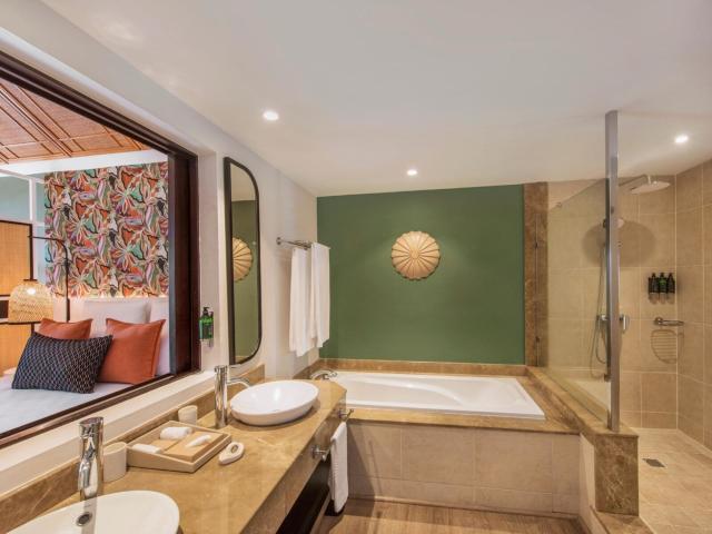 Victoria Beachcomber Resort & Spa