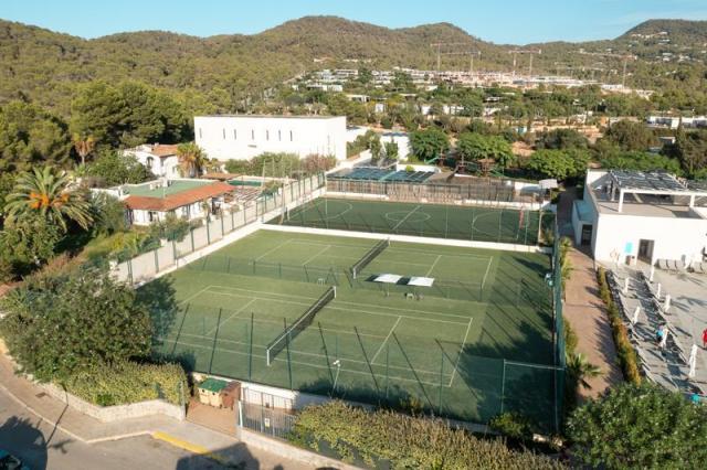 futbalové ihrisko a tenisové kurty