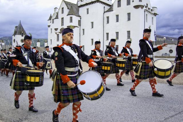 Skotsko vojenská kapela při Blair Atholl Gathering