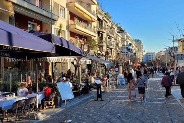 Athény - venkovní restaurace najdeme v centru téměř všude