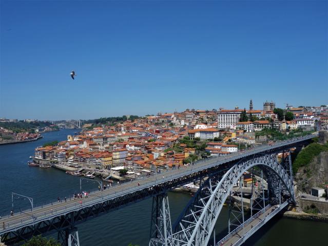 Monumentální most přes řeku Douro v Portu