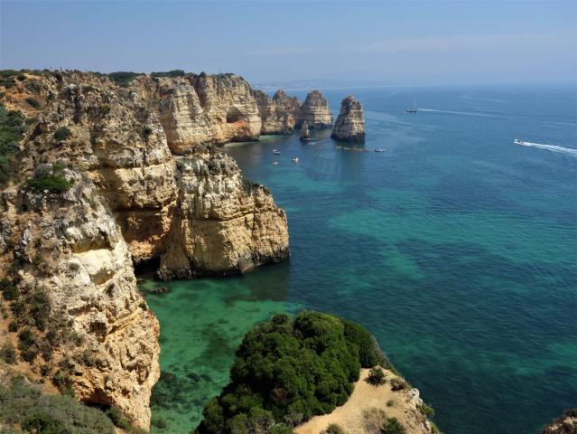 Okrové skály na pobřeží Algarve