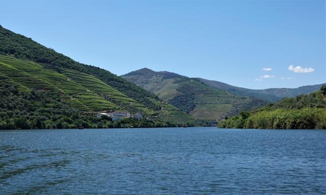 Plavba po řece Douro mezi nekonečnými vinicemi