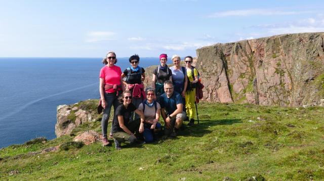 Skupina Periscopu při turistice podél útesů na ostrově Muckle R