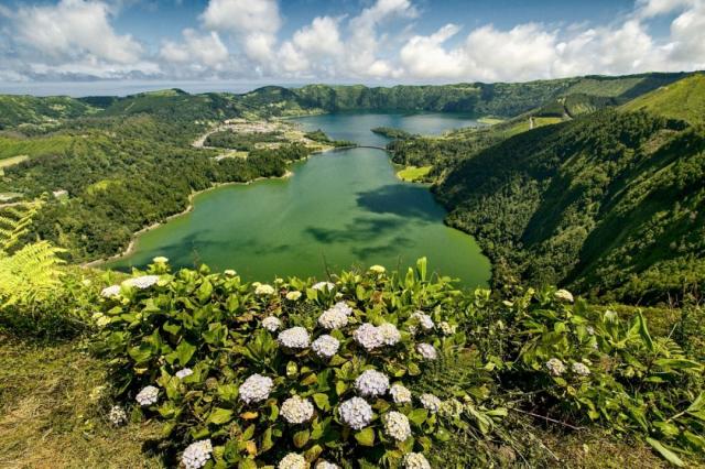 Vyhlídka Vista do Rei na dvě jezera v obrovském sopečném kráter