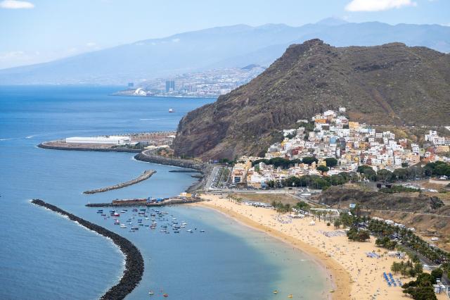 Koupání a krásné písečné pláže k Tenerife také neodmyslitelně p
