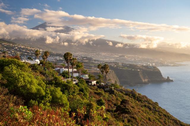 Nejvyšší vrchol Kanárských ostrovů Pico del Teide dominuje ostr