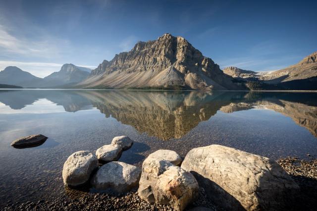 Magické jezero Bow Lake je krátkou odbočkou ze silnice Icefield