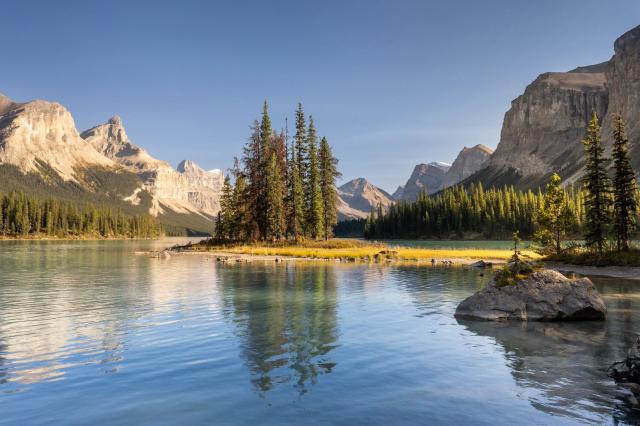 Ostrůvek Spirit Island na jezeře Maligne Lake