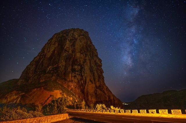Roque de Agando s noční hvězdnou oblohou