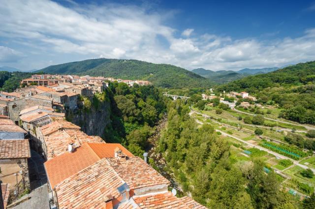 Castellfollit de la Roca - městečko na skále
