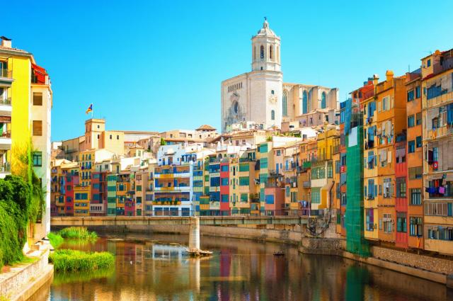 Girona a barevné domky u řeky Onyar