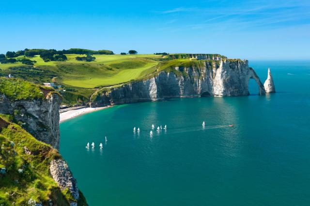 Křídové útesy Étretat v Normandii