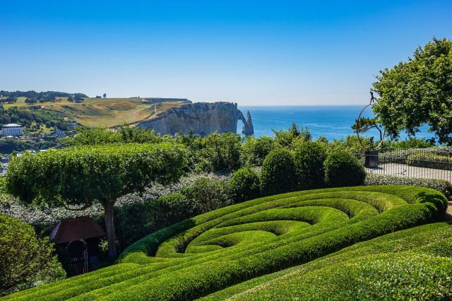 Zahrady Jardins d´Étretat nad útesy