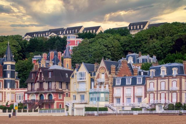 Pobřeží s luxusními vilami v Trouville